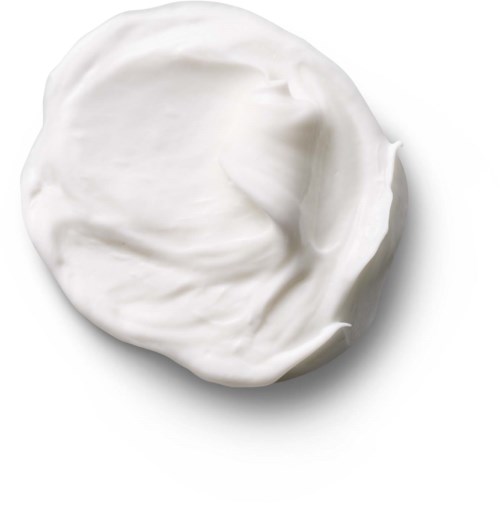 En klick vit grädde eller yoghurt på en vit bakgrund.