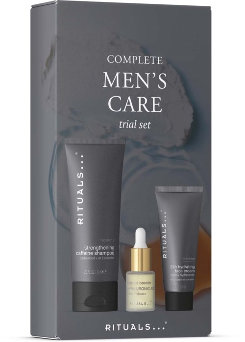 Ein Männer-Hautpflegeset mit drei Produkten: Shampoo, Serum und Gesichtscreme in dunklem Grau.
