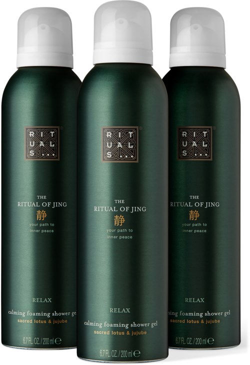 Tre gröna showergel-flaskor med svarta lockar, märkta 'The Ritual of Jing Relax', innehåller cirka 200 ml vardera.