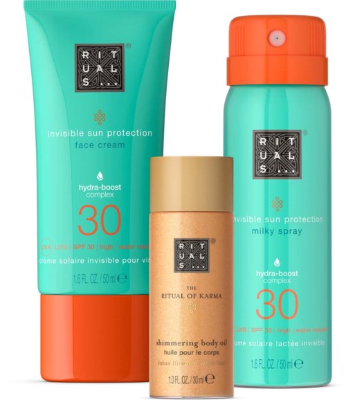 Tre solbeskyttelsesprodukter: ansiktskrem, spray og kroppsolje, alle med SPF 30, i grønne, oransje og gullfargede flasker.