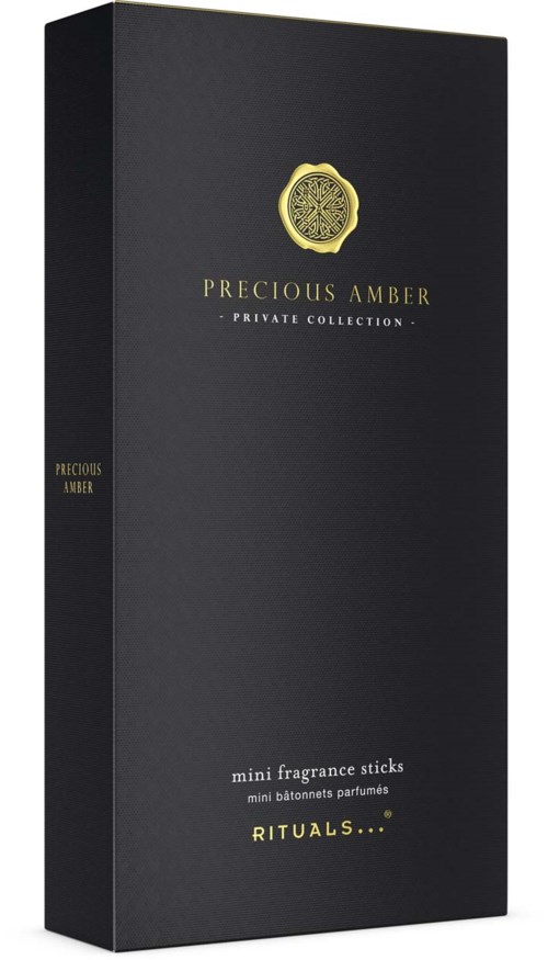 Eine hohe, schwarze Box mit goldener Schrift und einem goldenen Emblem, beschriftet "Precious Amber" und "Mini Fragrance Sticks."