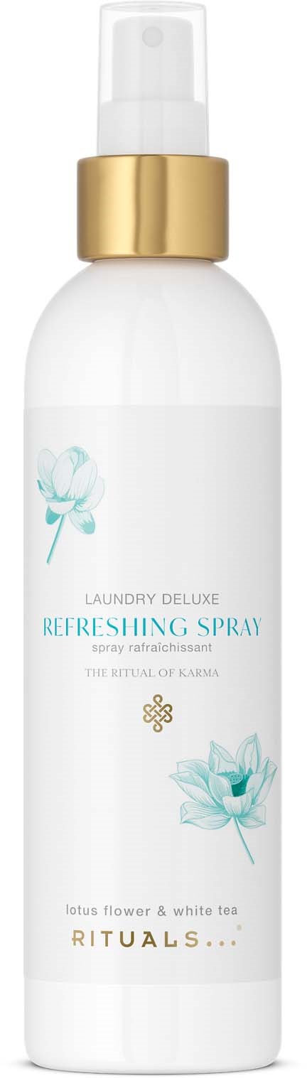Weiße Sprühflasche mit goldener Kappe, beschriftet 'Laundry Deluxe Refreshing Spray' mit Lotusblume und weißem Tee Illustrationen.