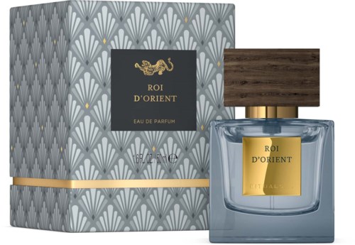 En parfymeflaske med trelakopp og en dekorativ eske med grå mønster og gullmerke.