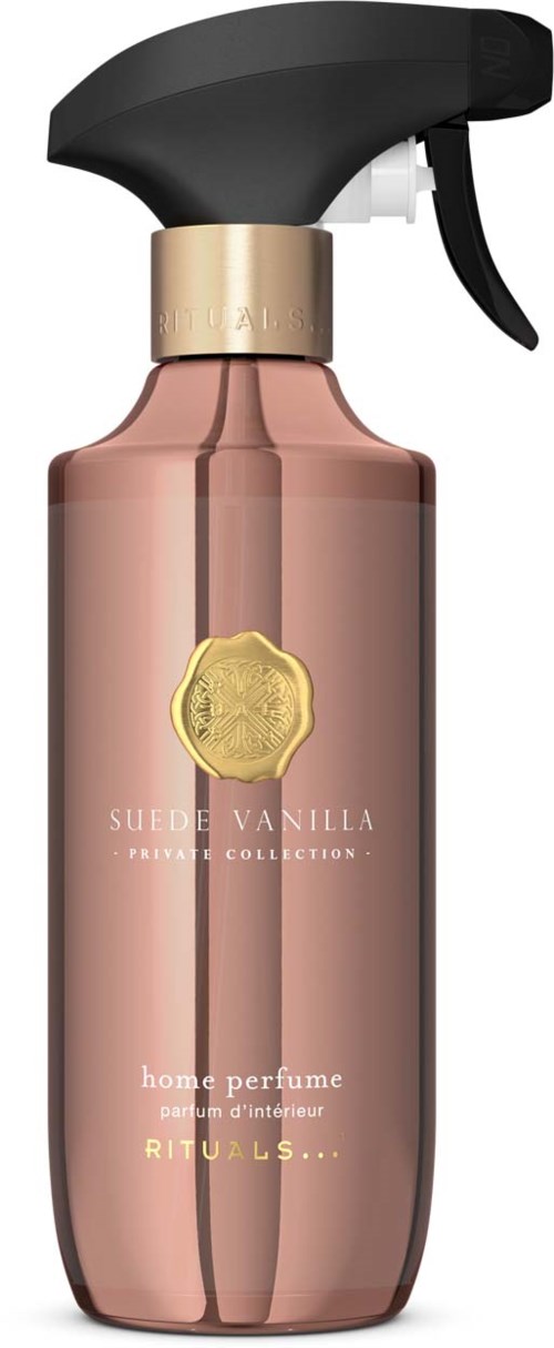 Eine rosa Sprühflasche mit schwarzem Sprühkopf und goldener Etikette für Heimduft. Es ist Teil der Rituals Suede Vanilla Kollektion.