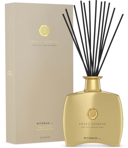 Eine goldene Duftspenderflasche mit schwarzen Reeds und einer dekorativen Box für Sweet Jasmine.