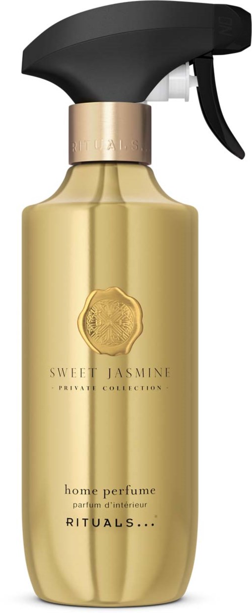 Eine goldene Sprühflasche mit schwarzer Düse, beschriftet Sweet Jasmine Hausparfüm von Rituals. Elegant und glänzend.