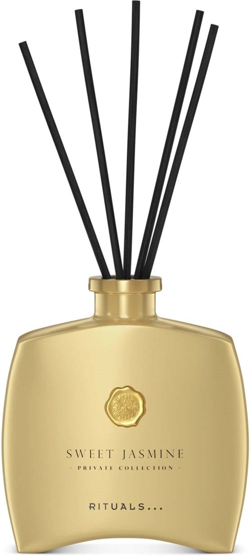 Ein goldener Duftdiffusor mit schwarzen Stäbchen und der Aufschrift 'Sweet Jasmine'.