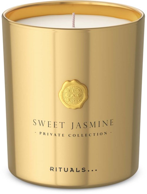 Eine goldfarbene Kerze in einem schlichten, eleganten Behälter mit der Aufschrift 'Sweet Jasmine' aus der Rituals-Kollektion.