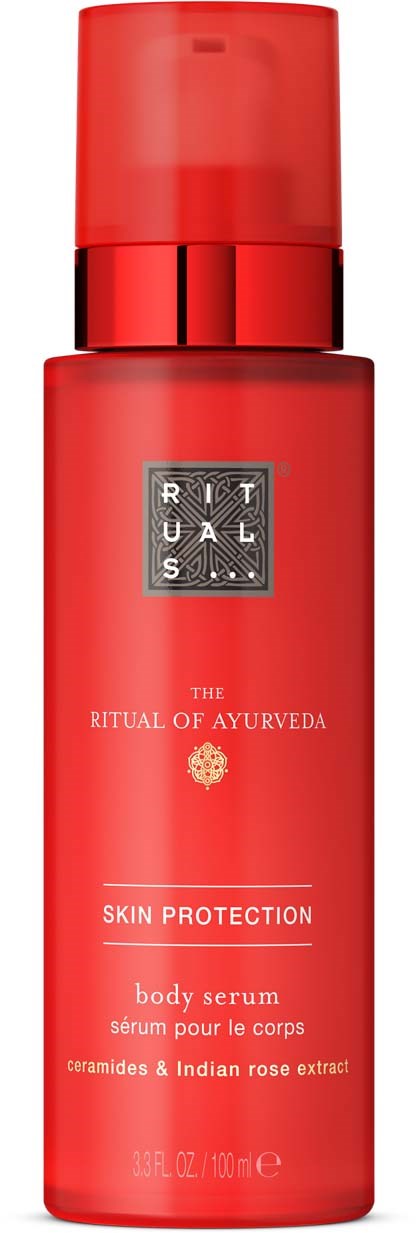 Eine rote Flasche von The Ritual of Ayurveda Hautschutz-Körperserum mit Kräuterextrakten.