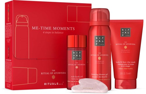 Ein Hautpflege-Set mit drei roten Produkten in einer Box, darunter Lotion, Duschgel und Gesichtsmaske, mit dem Thema ‘Me-Time Moments’.