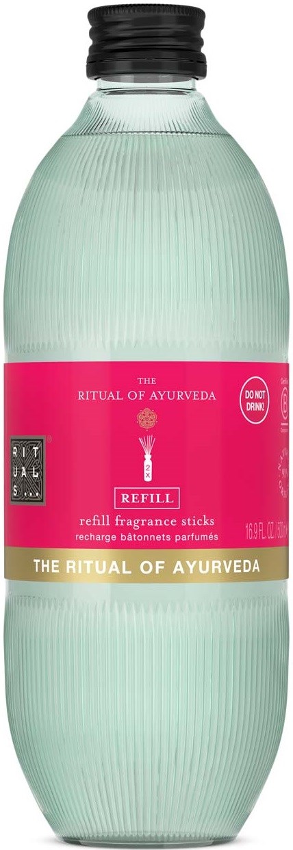 Eine klare Plastikflasche mit schwarzem Deckel, pinkem und goldenem Etikett und grünlicher Tönung. Es ist ein Duftnachfüllbehälter für The Ritual of Ayurveda.