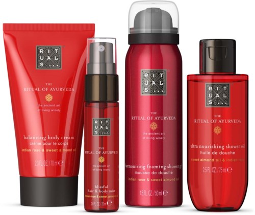 Ett set av röda Rituals Ayurveda hudvårdsprodukter, inklusive en kroppskräm, spray, skummande dusch och duscholja.
