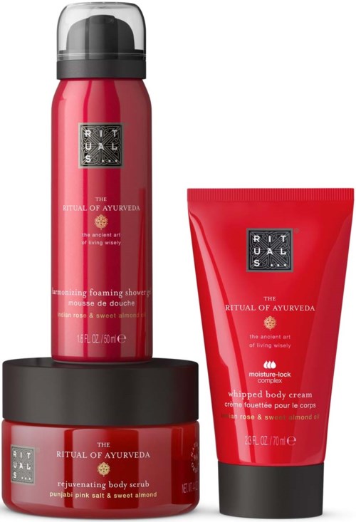 Drei rote Hautpflegeprodukte mit schwarzen Deckeln und Labels aus der Serie The Ritual of Ayurveda.