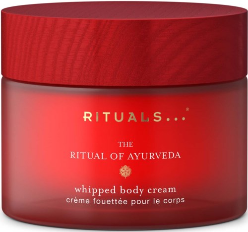 Roter Behälter mit rotem Deckel, enthält geschlagene Körpercreme, als Ayurveda-Ritual gekennzeichnet, von Rituals.