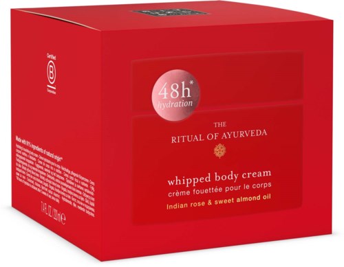 Rote Schachtel mit Ayurveda whipped body cream mit indischer Rose und Mandelöl, behauptet 48h Hydratation, Marke nicht angegeben.