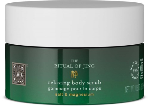Vihreä purkki valkoisella kannella, merkinnällä 'The Ritual of Jing' rentouttava vartalokuorinta suolalla ja magnesiumilla.