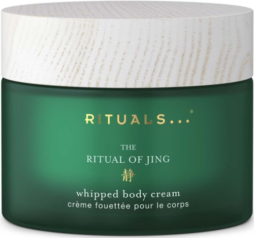 Zielony słoik z ubijaną kremem do ciała i białą przykrywką, oznaczony 'The Ritual of Jing'.