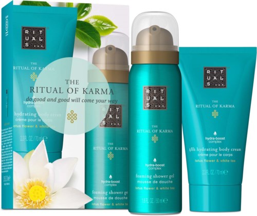 Sett med Rituals hudpleieprodukter i blå flasker og poser med lotusblomstbilder.