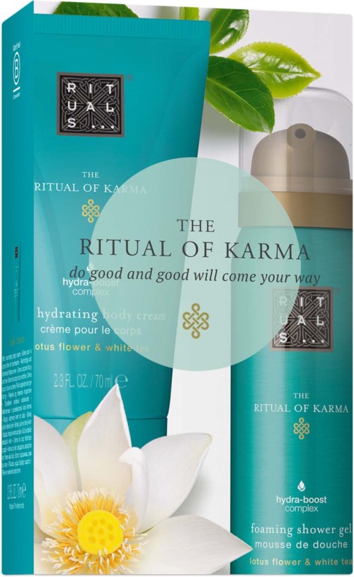 En hudpleiesett med en blå-turkis tube, en flaske og hvit blomst, alle fra The Ritual of Karma-serien.
