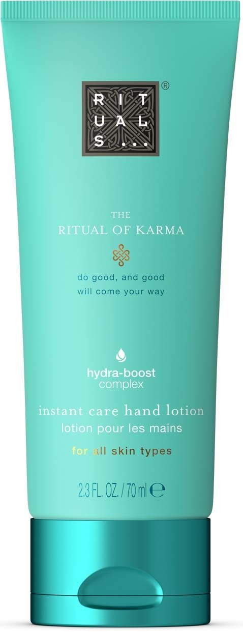 Ein türkisfarbener Handlotion-Röhrchen mit 'RITUALS' auf der Verpackung, Text über Feuchtigkeit und Hautpflege, geeignet für alle Hauttypen.