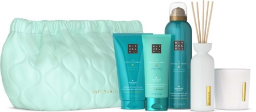 Ein Set aus Wellness- oder Hautpflegeprodukten mit einer Tasche, Flaschen, Tuben und einem Diffusor, hauptsächlich in Blaugrüntönen.