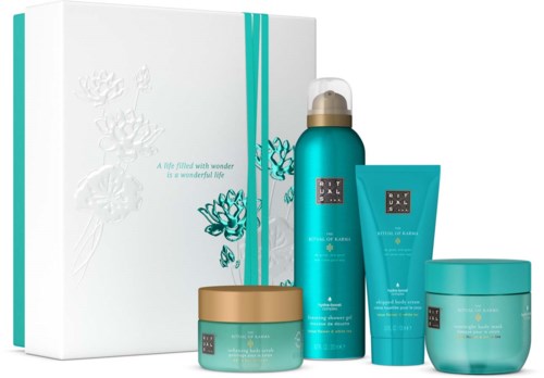 Eine Hautpflege-Set in blauen Behältern mit einer weißen Geschenkbox mit Blumenmuster und türkisen Bändern.