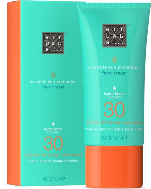 Eine Tube Gesichtscreme und ihre Verpackung, beide hellblau mit orangefarbenen Akzenten, mit 'Rituals' und 'SPF 30' bezeichnet.