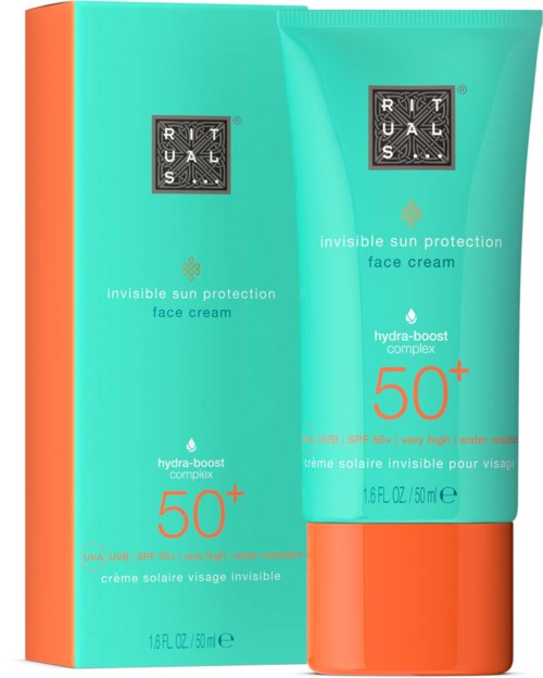 Ein türkiser Behälter und Schachtel mit Gesichtcreme mit orangefarbenem Deckel und Angaben zu SPF 50+.