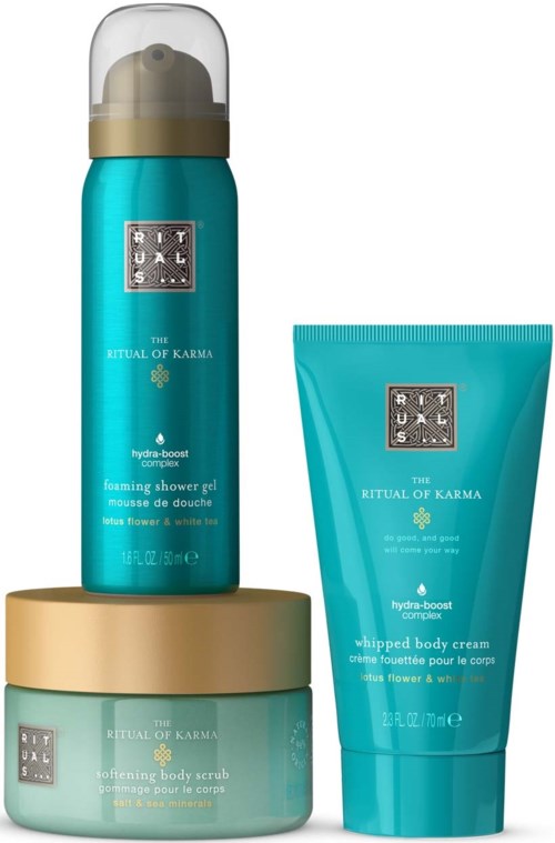 Drei Hautpflegeprodukte: Duschgel, Körperpeeling und Körpercreme in Türkis und Goldbehältern von Ritual of Karma.