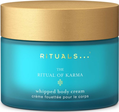 Sininen rasia kultaisella kannella, merkitty "Rituals: The Ritual of Karma whipped body cream."