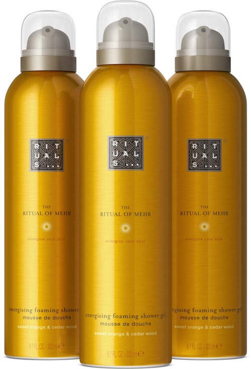 Drei goldene Schaum-Duschsprüher mit klaren Deckeln, beschriftet 'The Ritual of Mehr', Orangen- und Zedernholzduft.