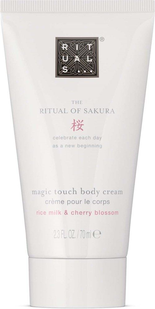 En vit tub med kroppskräm märkt 'The Ritual of Sakura' med doft av körsbärsblom och ismjölk.