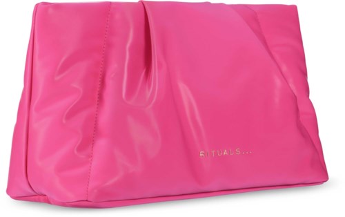 En ljus rosa smink- eller kosmetväska med lätt texturerad yta och liten guldfärgad logga på framsidan.