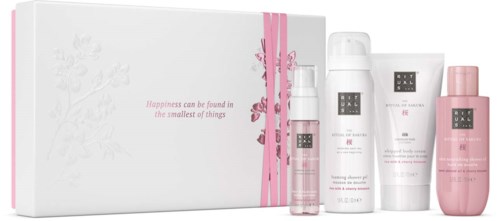 Rosa und weiße Hautpflegeprodukte mit dekorativer Schachtel, enthält Gel, Lotion und Serum.