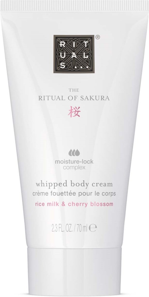 Eine weiße Tube mit Körpercreme, beschriftet 'The Ritual of Sakura' mit Kirschblüten- und Reismilchduft, 70 ml.