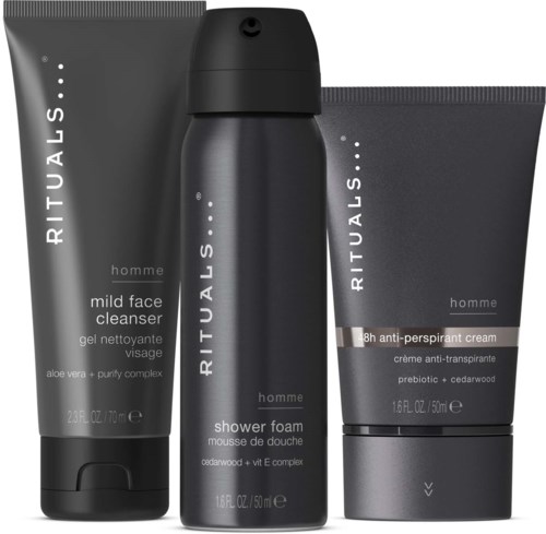 Sett med herrepleieprodukter med ansiktsrens, dusjskum og anti-perspirantkrem i svart emballasje.