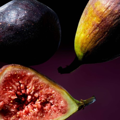 Tre figurer, hvorav en er kuttet og viser rosa kjøtt og små frø.