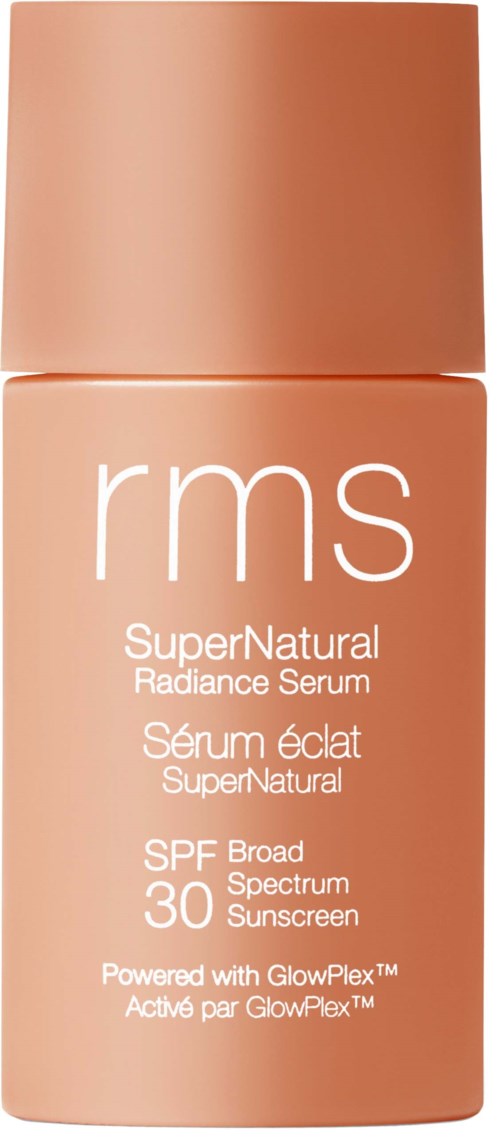 Eine Flasche RMS SuperNatural Radiance Serum mit SPF 30. Sie ist in einem pfirsichfarbenen Behälter.