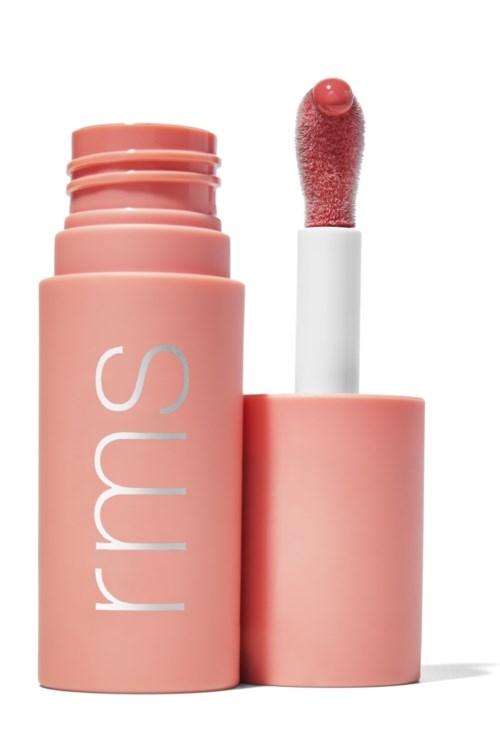Ein rosa Lippenstiftbehälter mit abgenommenem Deckel, zeigt den Applikator. Das Wort 'rum' ist auf dem Behälter geschrieben.