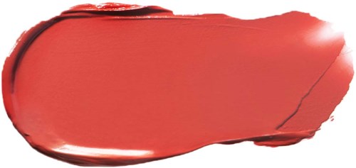 Ein breiter, roter Lippenstiftstrich wirkt glatt und glänzend mit einer leichten Kurve.
