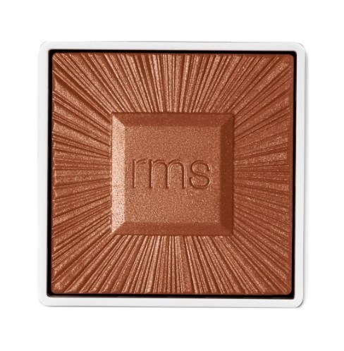 Ein quadratisches Make-up Rouge mit glänzender, strukturierter Oberfläche und strahlenförmigem Linienmuster, beschriftet 'rms' in der Mitte.
