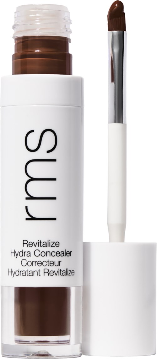 Ein Lippenconcealer von RMS mit braunem Farbton, weißem Behälter und kleiner Applikatorspachtel.