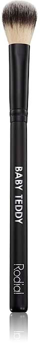 Een make-up kwast met een zwarte handgreep en witte haren. De handgreep heeft de tekst "BABY TEDDY" en "Rocli".