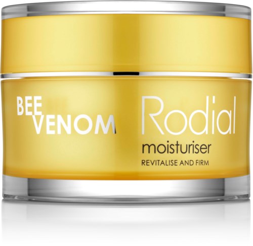 De pot is geel met een zilveren deksel, gelabeld Bee Venom Rodial moisturizer voor het revitaliseren en verstevigen van de huid.