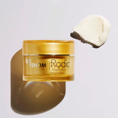 Een klein gele pot met 'Radic Bee Venom' op en een witte substantie, schone achtergrond.