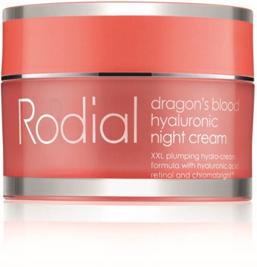 Een roze pot met zilveren accenten, promotie voor nachtcrème met hyaluronzuur en drakenbloed.