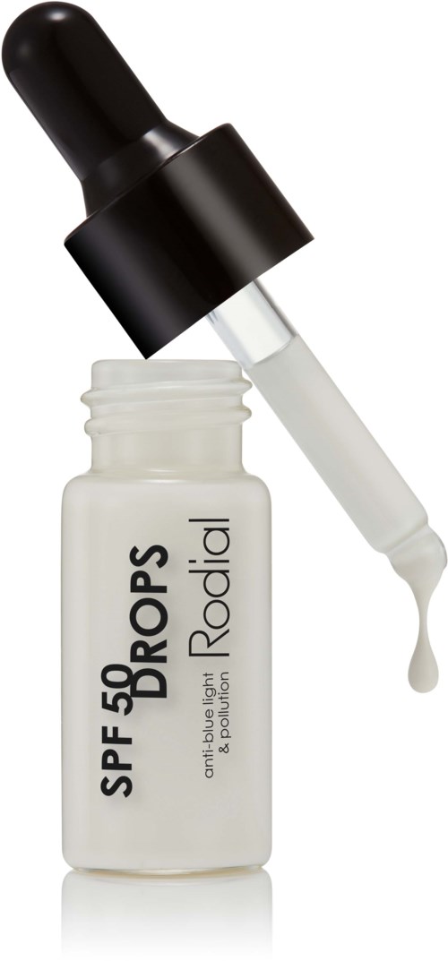 Een witte fles met een zwarte dop en pipet, gelabeld SPF 50 Drops, met een druppel vloeistof.