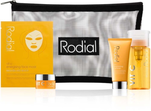 Huidverzorgingsset met gezichtsmasker, crème, serum en tas met 'Rodial'-logo.