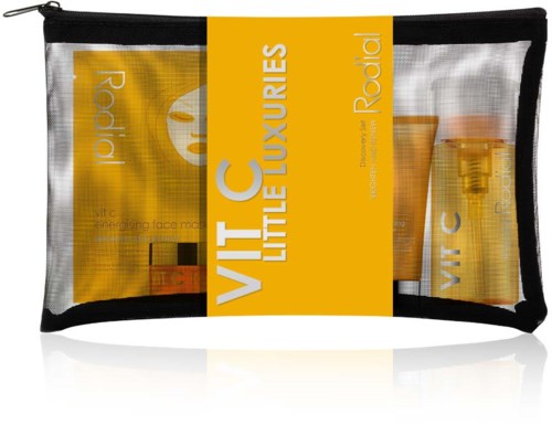 Een doorzichtige plastic zak bevat huidverzorgingsproducten met gele en witte labels van de Vital C-lijn door Rodial.