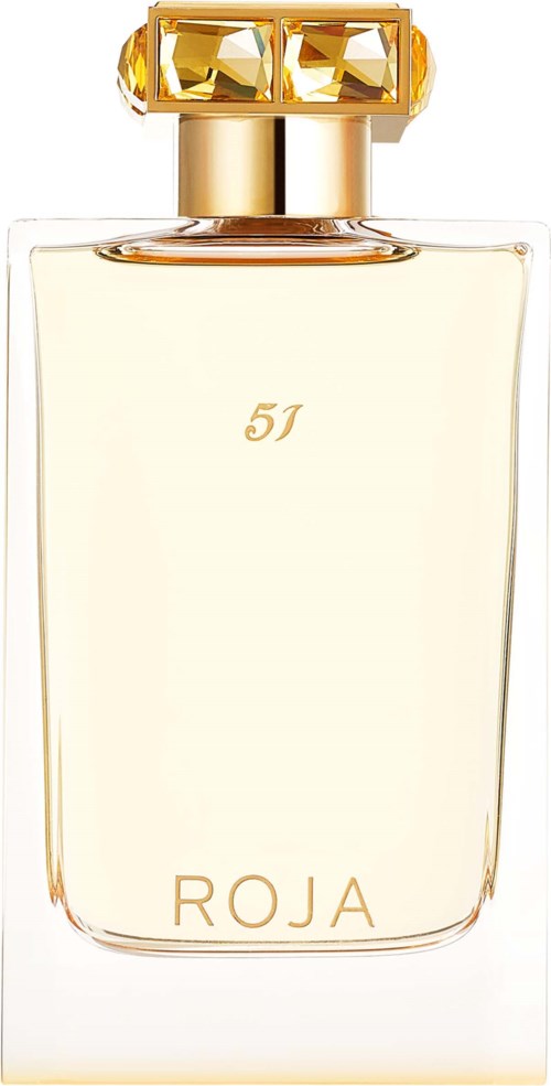 Ein klarer Parfümflasche mit Goldkappe, beschriftet mit '51' und 'ROJA', enthält helles Flüssigkeit.